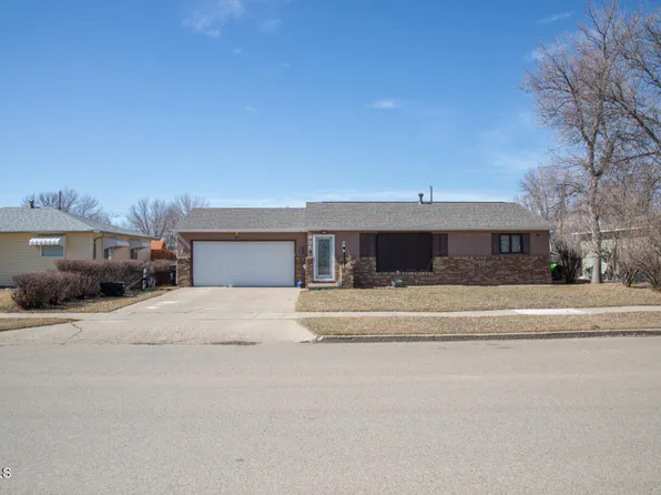 925 16th Ave W, Williston, ND 58801