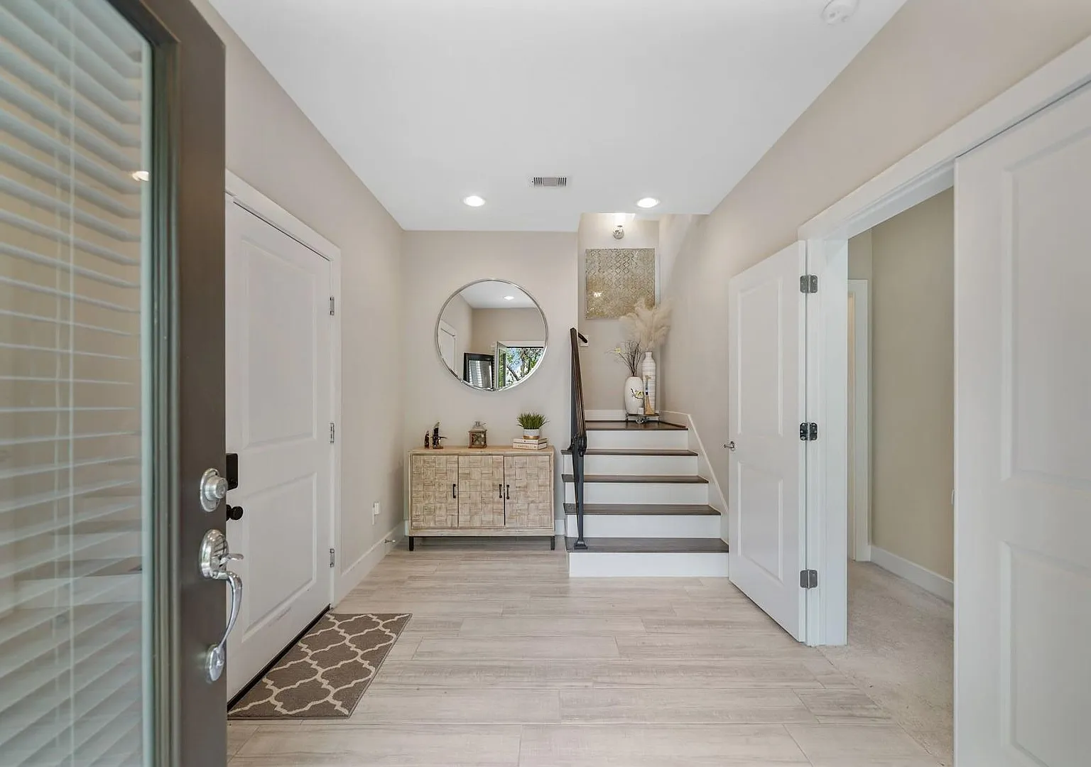 Luxury Freestanding End-Unit in Cottage Grove | High Ceilings, Gourmet Kitchen & Minutes to Downt... — Photo 2