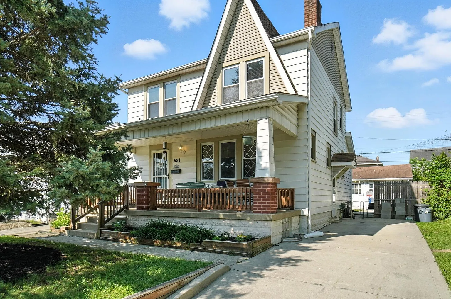581 Woodbury Ave photo 1