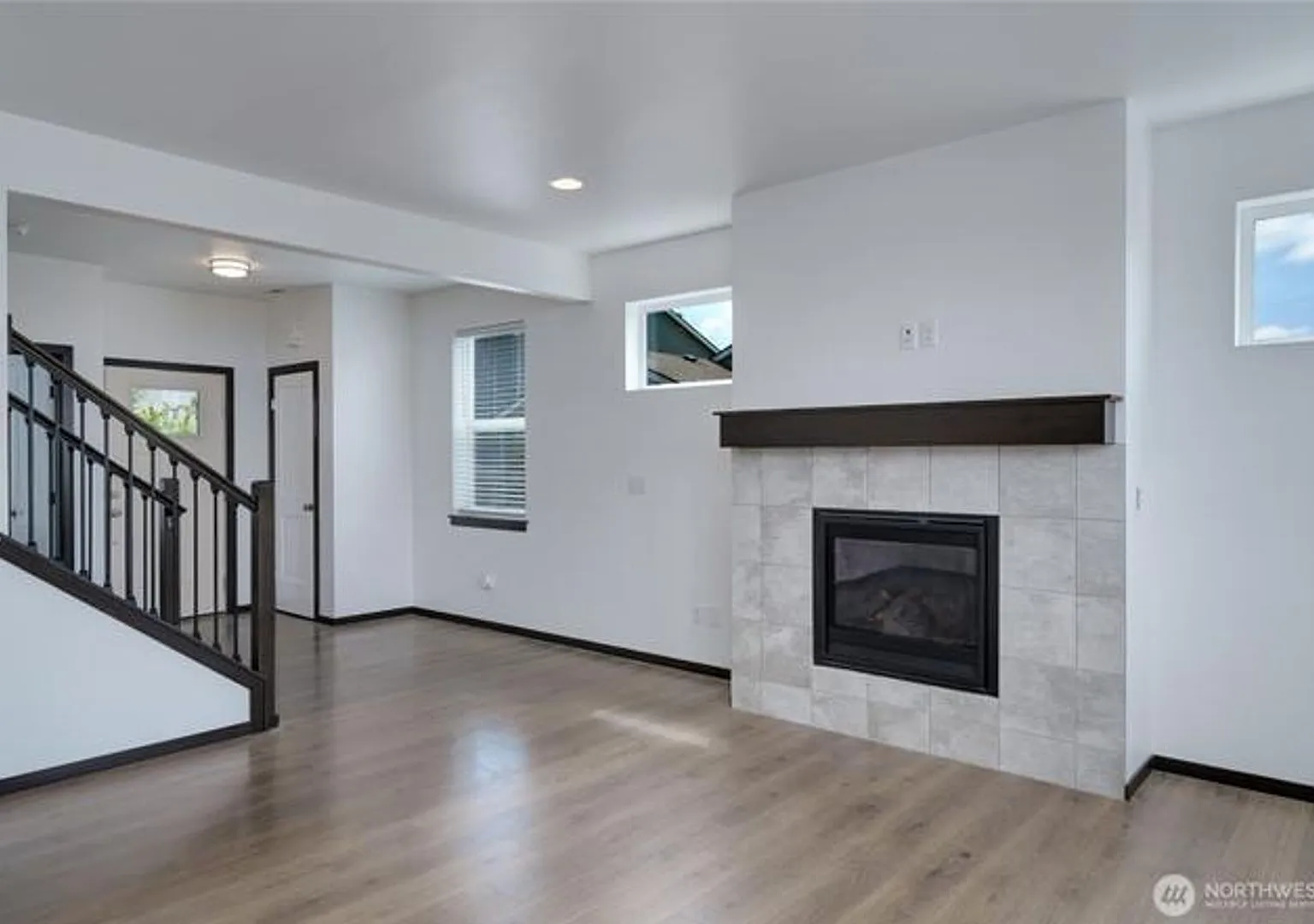 Mount Vernon 4 Bedroom — Photo 3