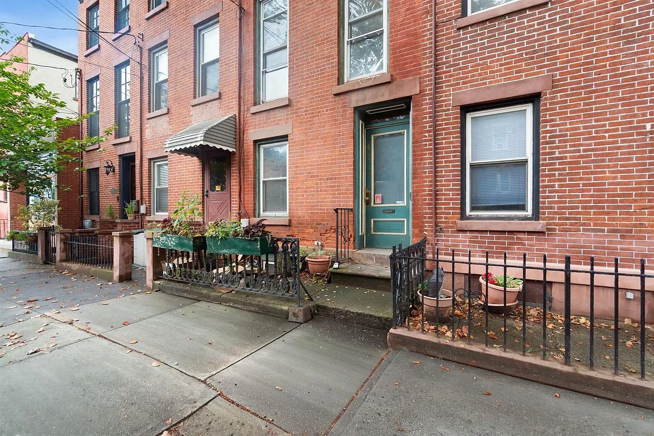 3 bed, 1.5 bath, 1600 sqft, $4,200 — Photo 1