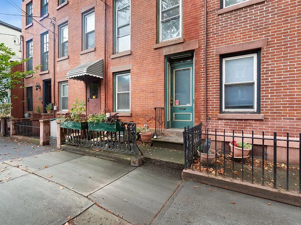 496 1/2 Monmouth St