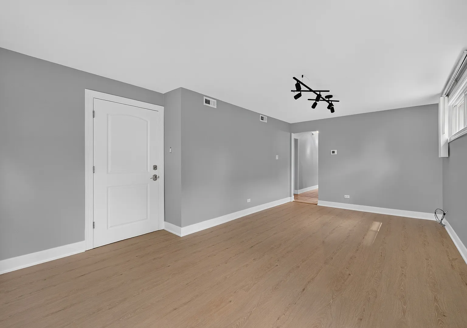 3 bed, 1000 sqft, $2,100 — Photo 3