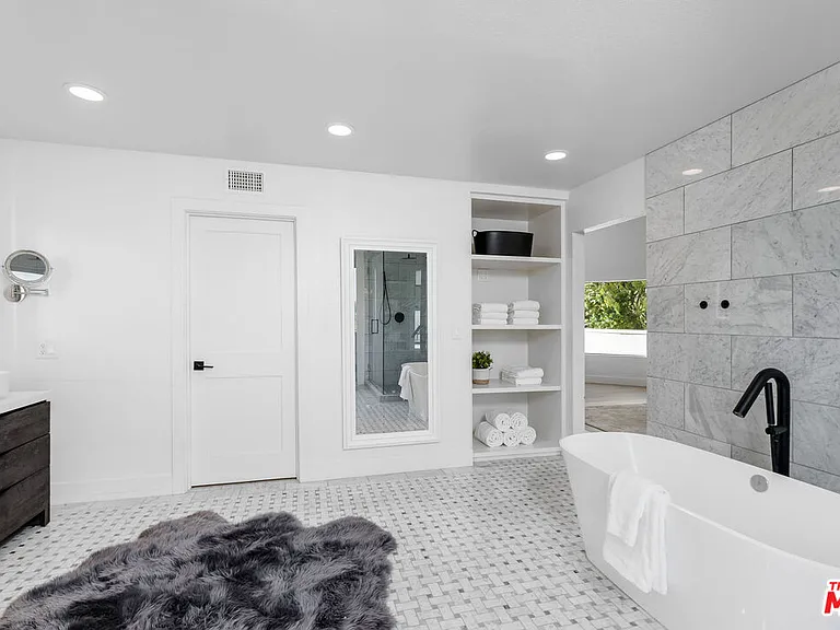 23458 W Moon Shadows Dr — Photo 16