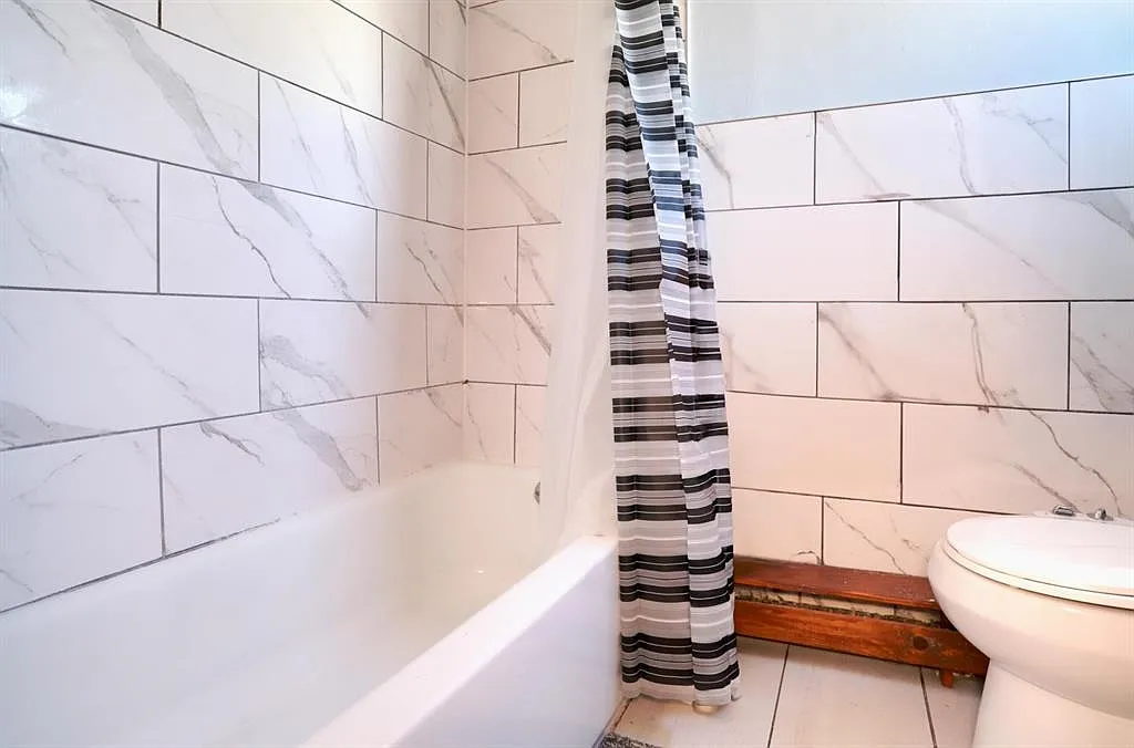 3 bed, 1.0 bath, 1200 sqft, $2,200 — Photo 4