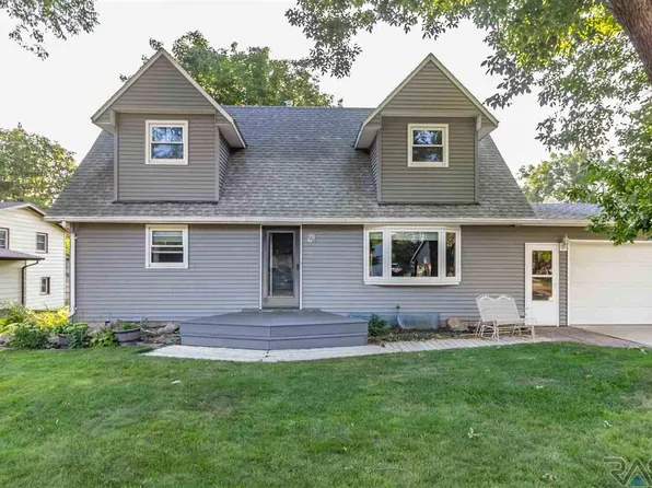 120 S Needles Dr, Brandon, SD 57005