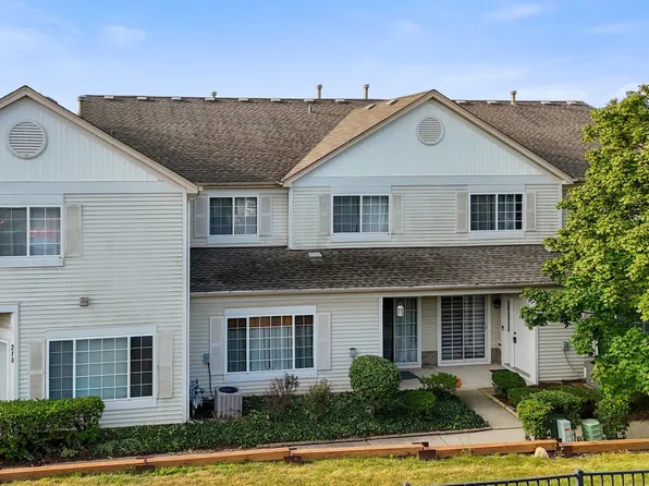 222 Heather Glen Dr, Aurora, IL 60504