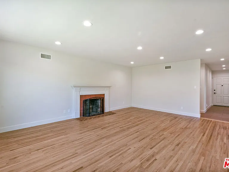 5911 S Corning Ave — Photo 8