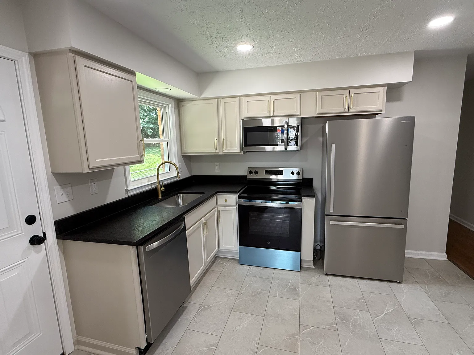 2 bed, 775 sqft, $1,345 — Photo 4