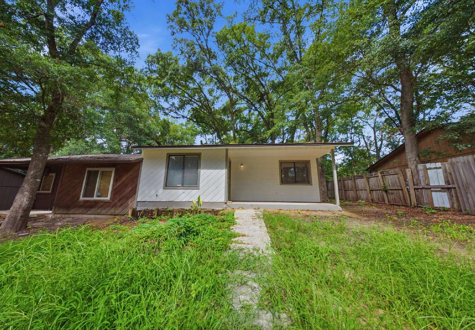 2 bed, 1.0 bath, 877 sqft, $1,250 — Photo 1