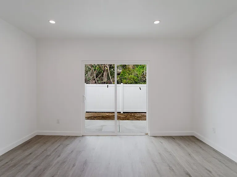 18308 Gresham St — Photo 22