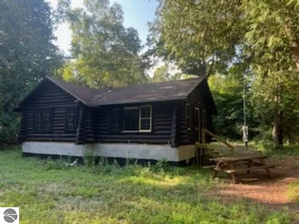 59 Broadway St, Frankfort, MI 49635