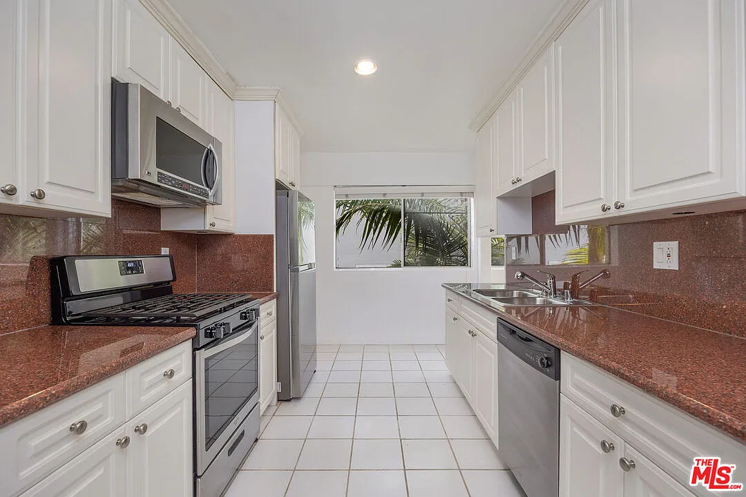 2 bed, 2.0 bath, 1800 sqft, $5,295 — Photo 2