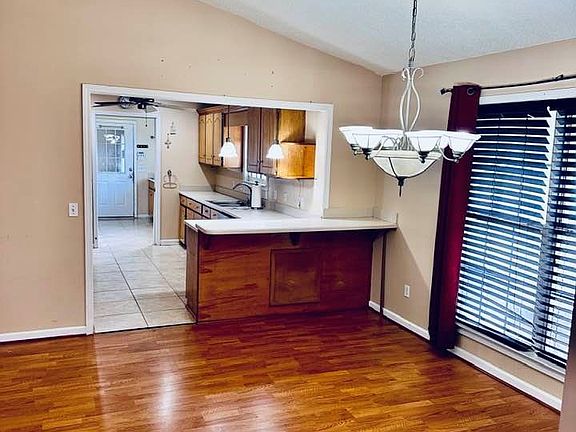 4th image of 300 Birchwood Ln