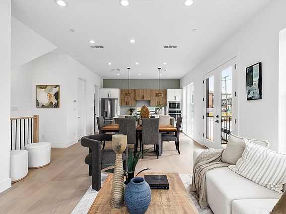 4th image of 600 N Ewing Ave #101