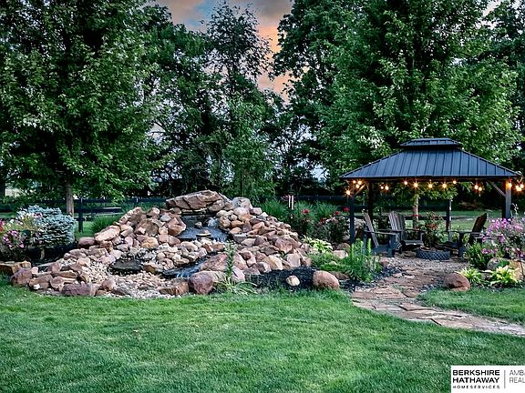 3rd image of 525 Sunset Dr