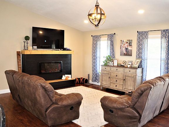 2nd image of 909 Horner Dr