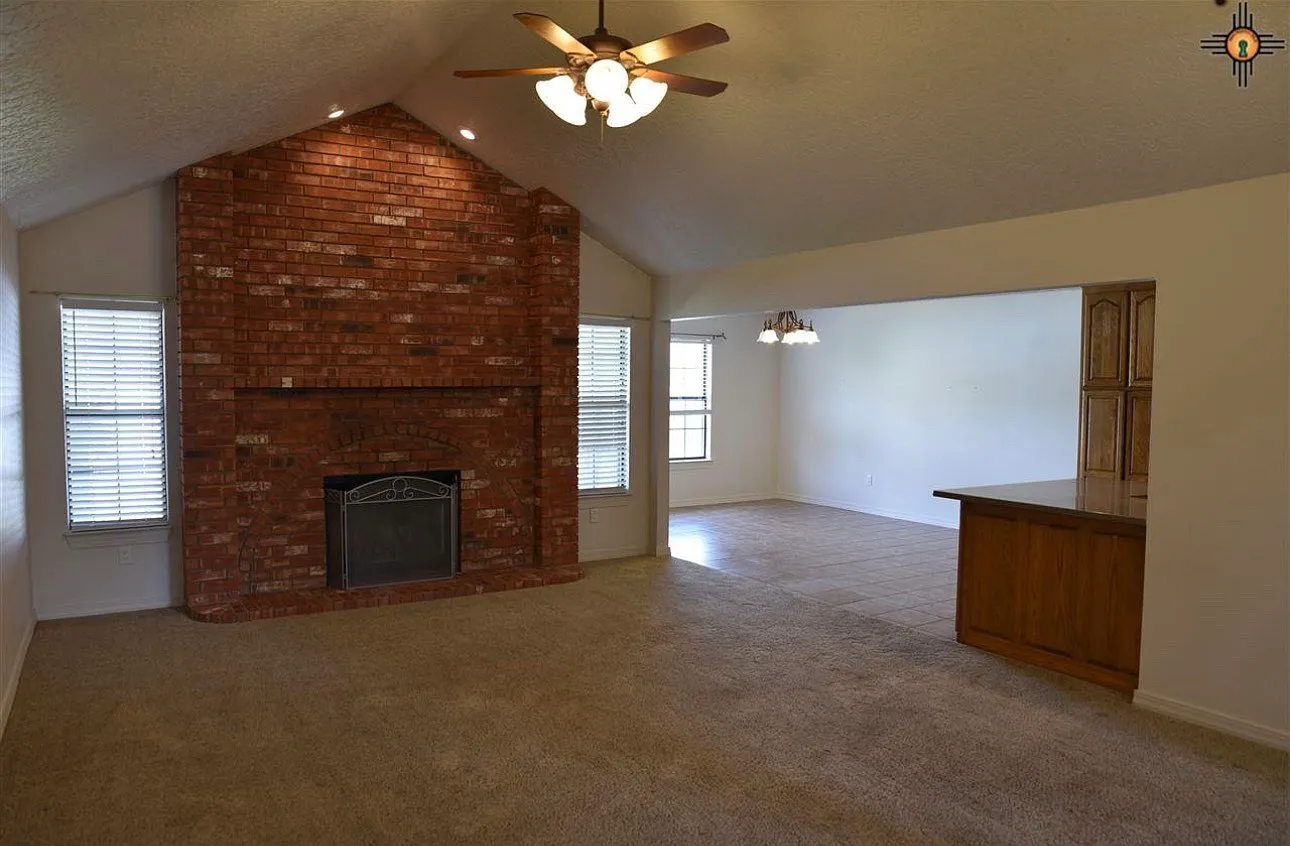 5 bed, 2882 sqft, $2,295 — Photo 2