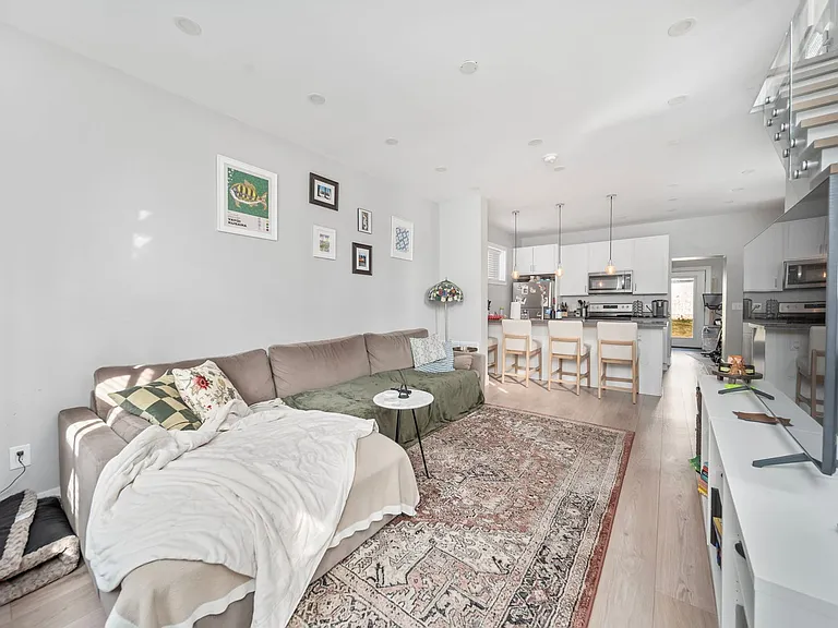 622 W State St — Photo 14