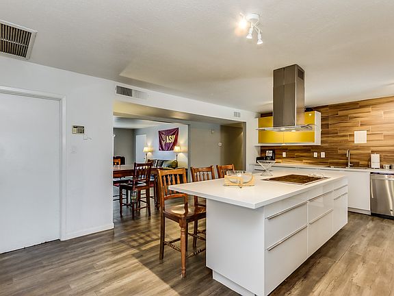 3rd image of 33 E Erie Dr