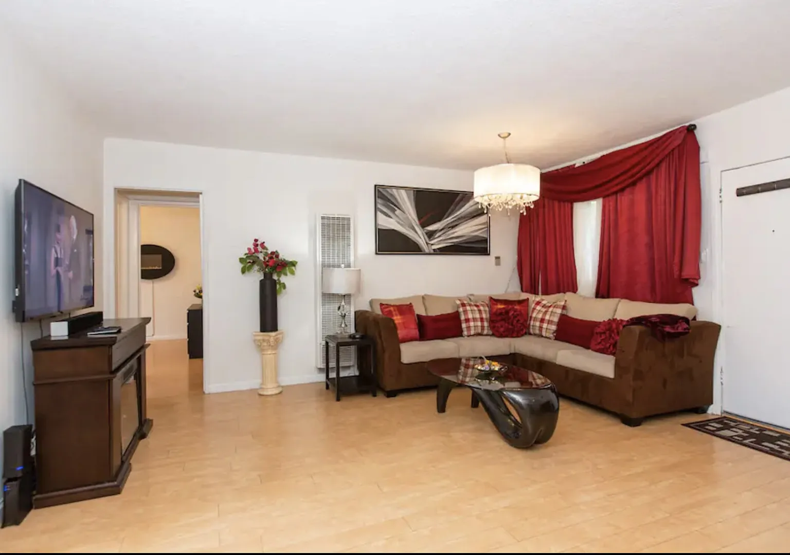 Stylishly Chic 2 bed/1 bath in West Hollywood — Photo 1