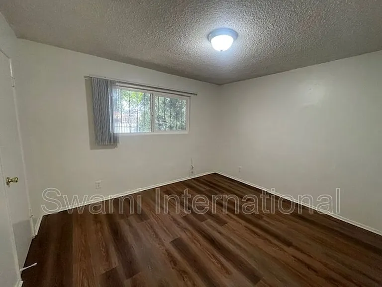 1303 W 107th St — Photo 16