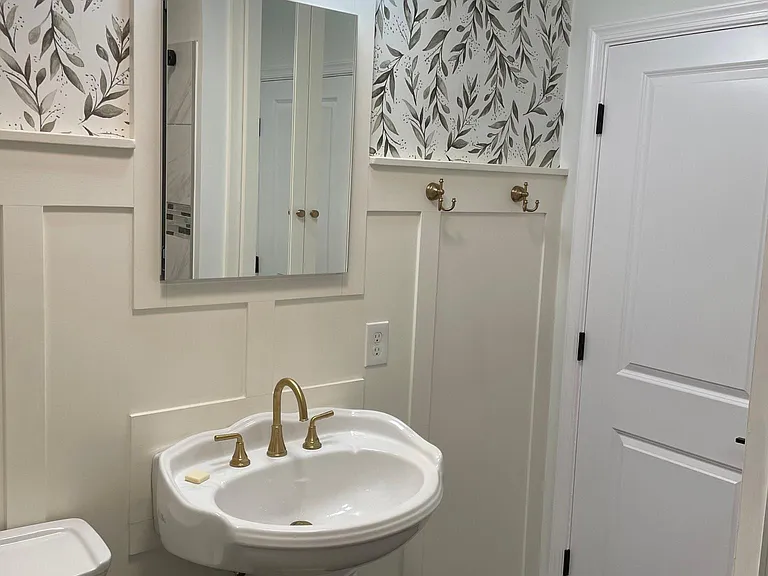Upstairs full bath.