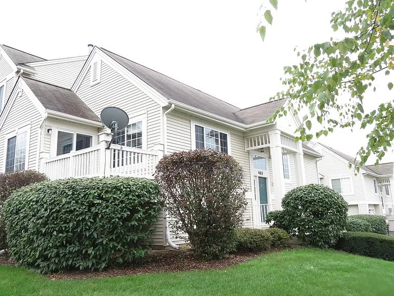 465 Cary Woods Cir — Photo 2