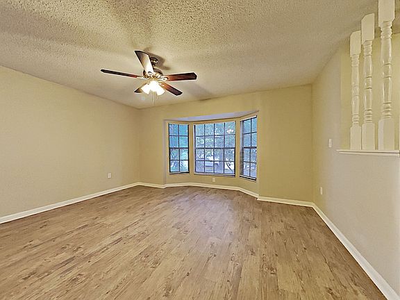 5th image of 1055 Oakwood Dr