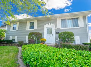 9 Ambassador Ave, Romeoville, IL 60446