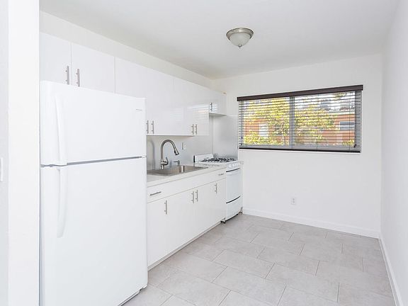 4th image of 3200 Mary St APT 17