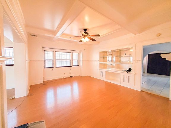 4th image of 616 E 88th Pl