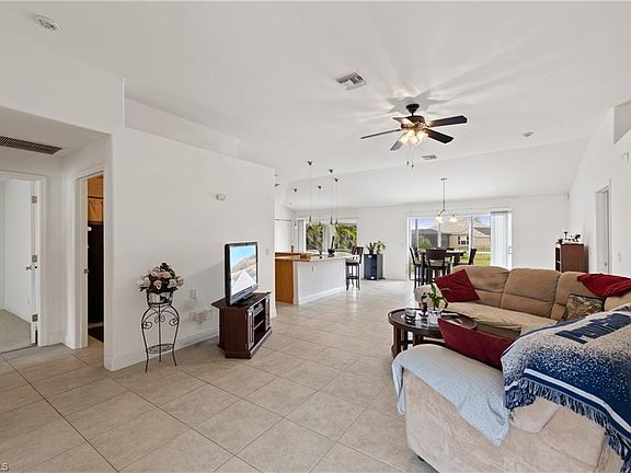 2nd image of 922 Champion Ave