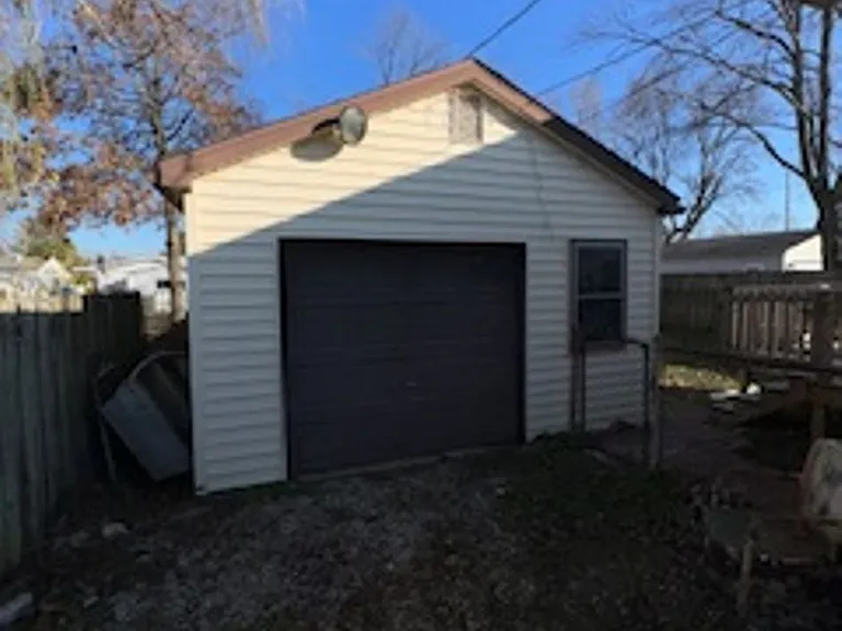 913 N Spring St — Photo 12