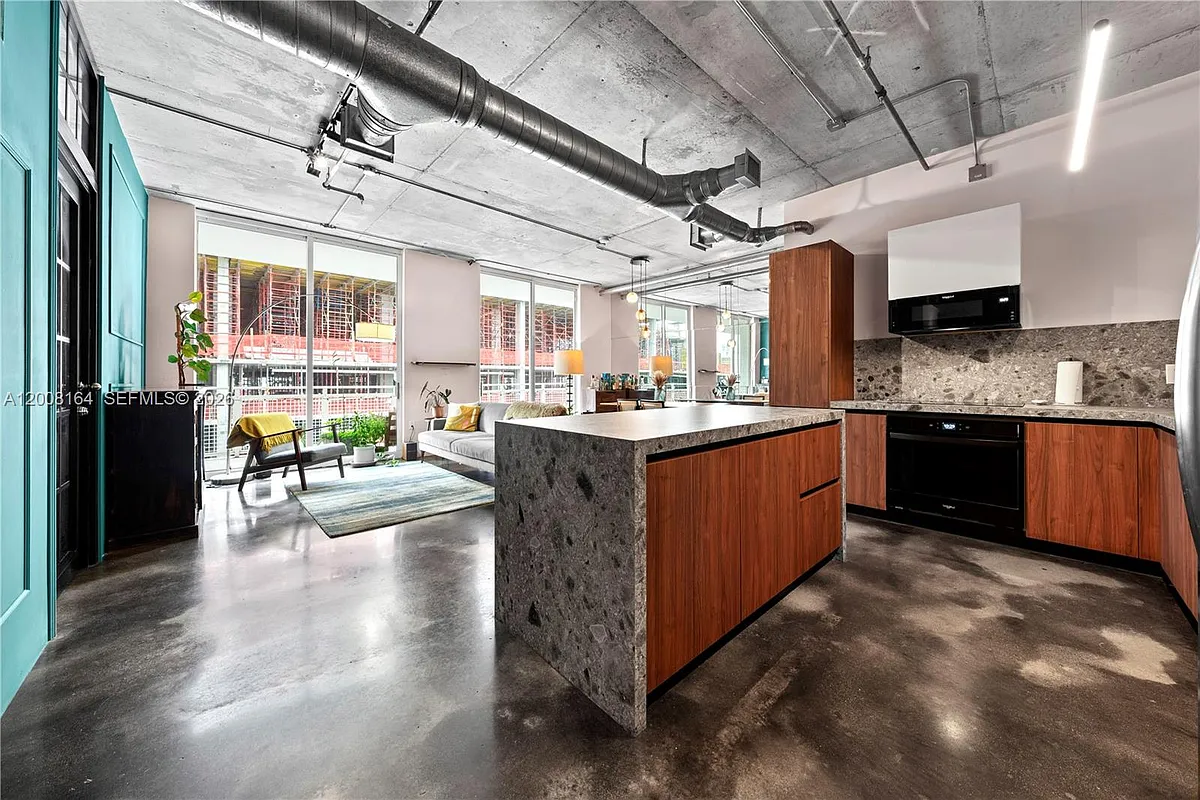 Building Photo - 444 NE 30th St #602