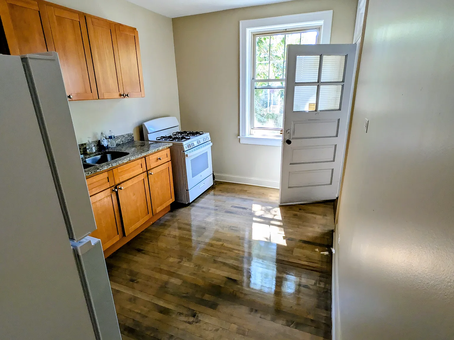 6703 N Greenview Ave — Photo 4