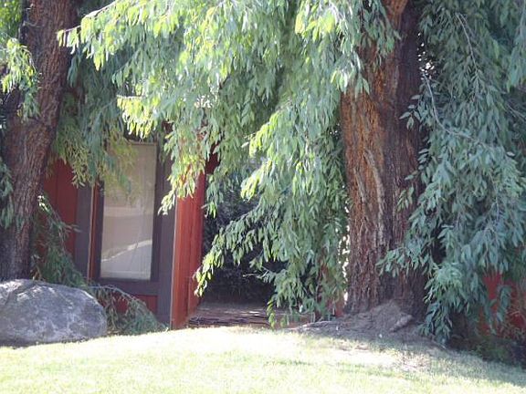 3rd image of 1001 E Oakridge Ave