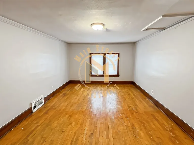 223 E Franklin Ave — Photo 8