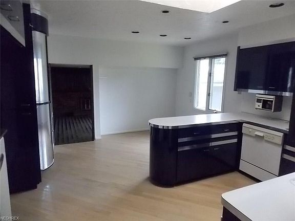 4th image of 1718 Gladwin Dr