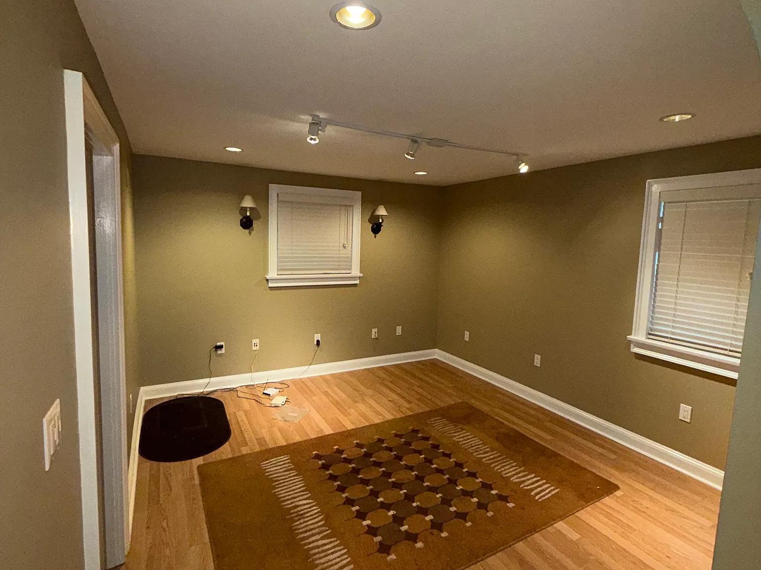 3 bed, 1.5 bath, 3274 sqft, $2,000 — Photo 3