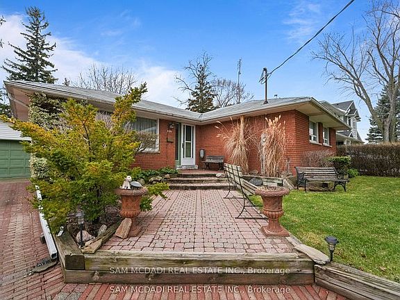 4th image of 2470 Meadowood Cres