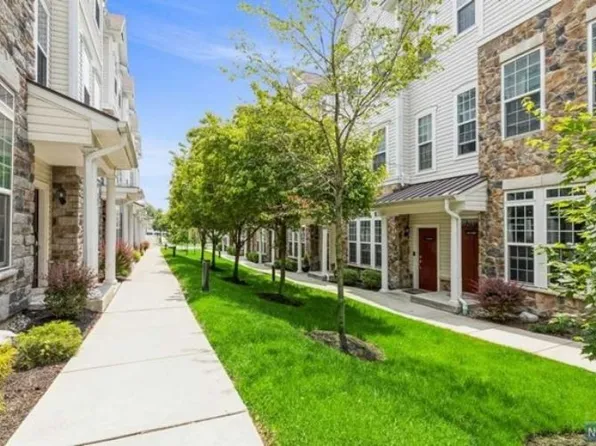21 Iris Ln, Garfield, NJ 07026