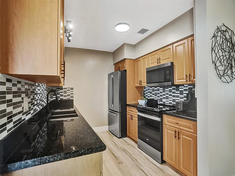 491 SE 23rd Ave — Photo 28