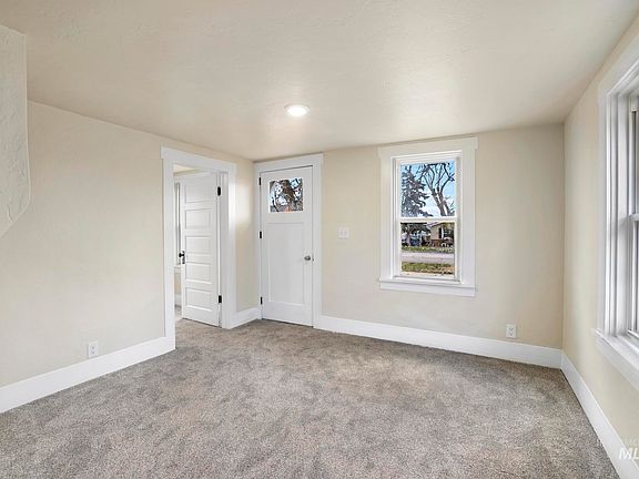 2nd image of 812 Broadway Ave N