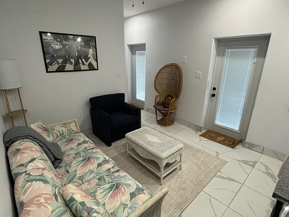 1279 Earl Dr