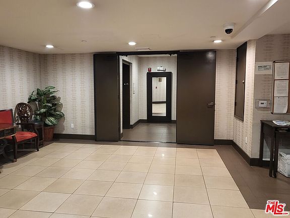 3rd image of 848 S Irolo St #106