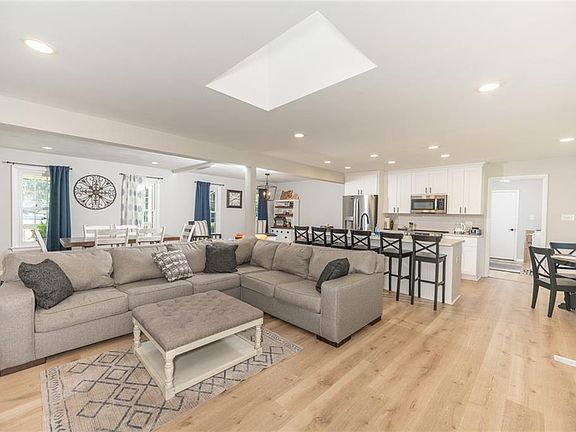 3rd image of 257 Coachman Dr