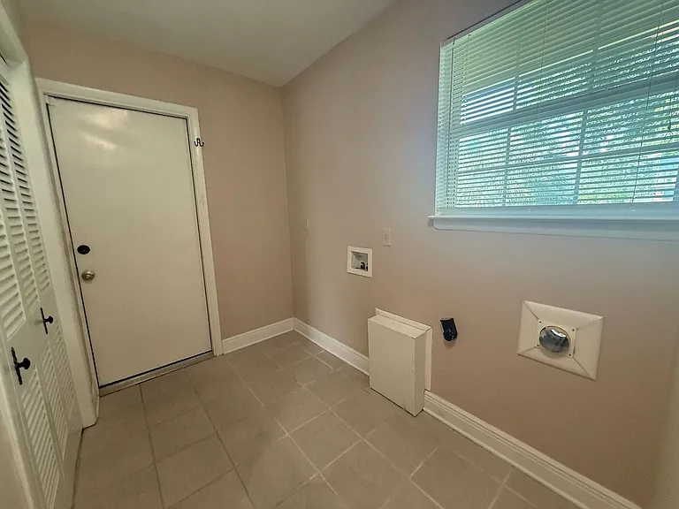 905 Poinciana Dr — Photo 12
