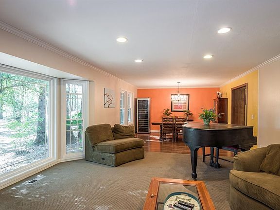 4th image of 975 White Oak Dr