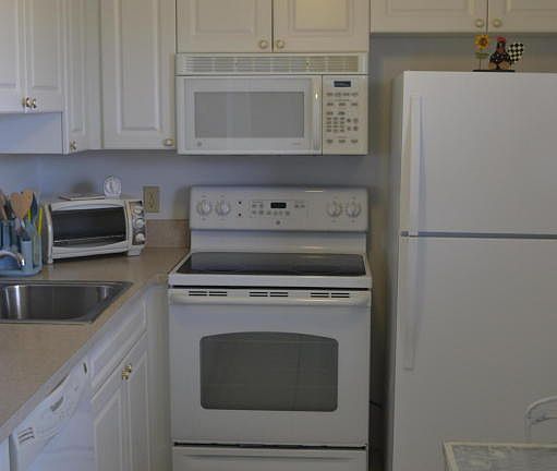 4th image of 230 NE 26th Ave APT 418